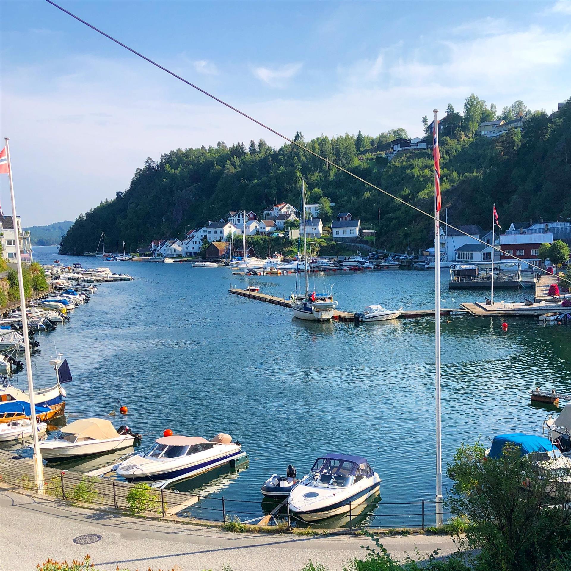 Bilde av havna i Tvedestrand