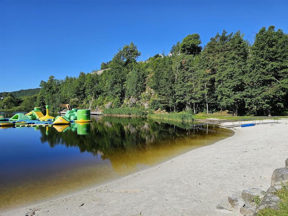 Bilde av strand med rampe for rullestol til vannet i badeparken - Klikk for stort bilde
