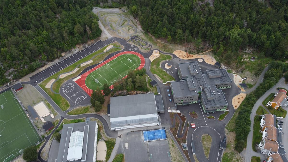 Tvedestrand barneskole sett ovenfra - Klikk for stort bilde
