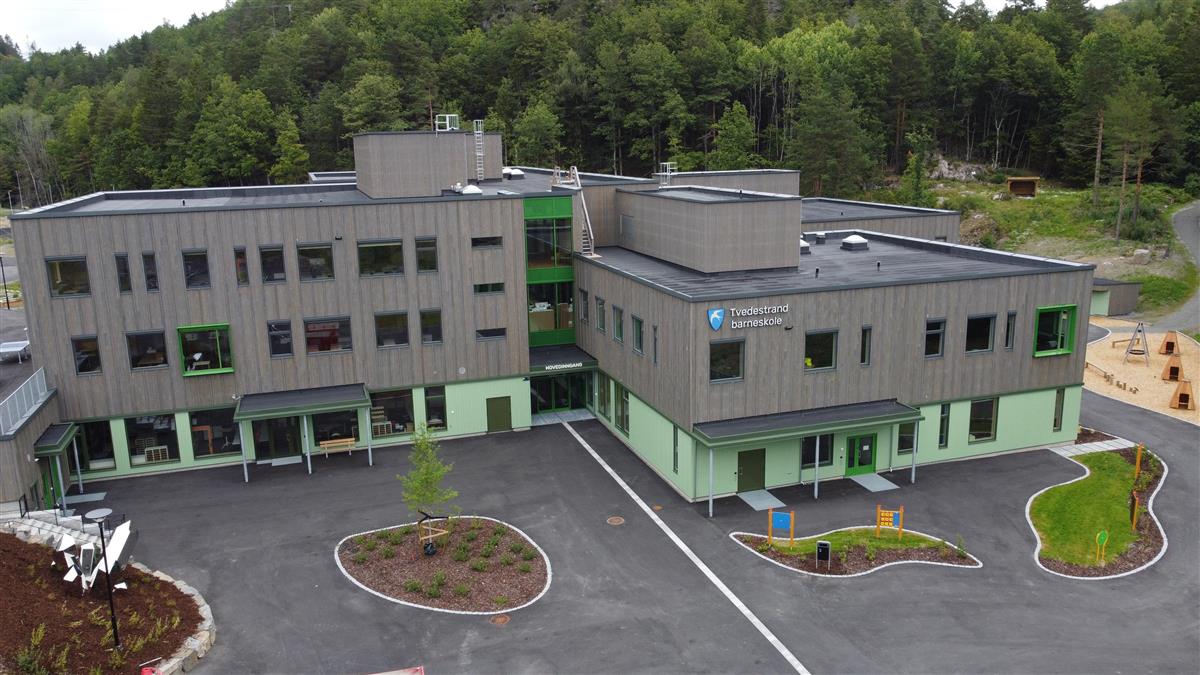 Bilde av fasaden til Tvedestrand barneskole - Klikk for stort bilde